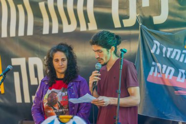 Hayfa, İsrail - 15 Mayıs 2025: Rehine Eitan Borusu 'nun dostları, rehineler Hayfa, İsrail' e destek veren kalabalığa sesleniyor