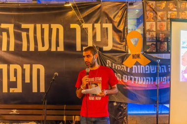 Hayfa, İsrail - 15 Mayıs 2025: Rehine Eitan Borusu 'nun dostları, rehineler Hayfa, İsrail' e destek veren kalabalığa sesleniyor