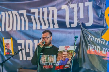 Hayfa, İsrail - 15 Mayıs 2025: Gal Goren rehineler, Hayfa, İsrail 'e destek veren kalabalığa sesleniyor