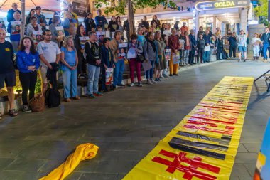 Hayfa, İsrail - 15 Mayıs 2025: Rehine aileleri için düzenlenen destek toplantısına katılan kalabalık, Ulusal Marş, Hayfa, İsrail