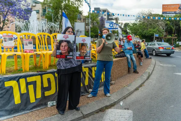 Hayfa, İsrail - 15 Mayıs 2025: Tabela ve bayraklı insanların günlük protesto gösterileri, rehineleri desteklemek, anlaşmanın Hayfa, İsrail 'de tamamlanması yönünde çağrıda bulunmaları