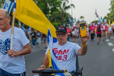 Hayfa, İsrail - 17 Mayıs 2025: Çeşitli tabelaları ve bayrakları olan insanlar, savaşın sona ermesi, rehine anlaşmasının tamamlanması ve yeni seçimlerin başlatılması için düzenlenen protesto mitingine katıldılar. Hayfa, İsrail