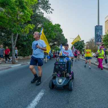 Hayfa, İsrail - 17 Mayıs 2025: Çeşitli tabelaları ve bayrakları olan insanlar, savaşın sona ermesi, rehine anlaşmasının tamamlanması ve yeni seçimlerin başlatılması için düzenlenen protesto mitingine katıldılar. Hayfa, İsrail