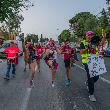 Hayfa, İsrail - 17 Mayıs 2025: Bibi Netanyahu 'yu (o gidene kadar), savaşın sona ermesi, rehine anlaşması ve yeni seçimler için çağrıda bulunan bir protesto yürüyüşü kapsamında sembolik olarak kovmak. Hayfa, İsrail