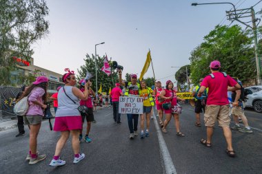 Hayfa, İsrail - 17 Mayıs 2025: İnsanlar savaşın sona ermesi, rehine anlaşmasının tamamlanması ve yeni seçimler çağrısında bulunan bir protesto yürüyüşüne (Pembe Cephe Grubu) katılıyor. Hayfa, İsrail