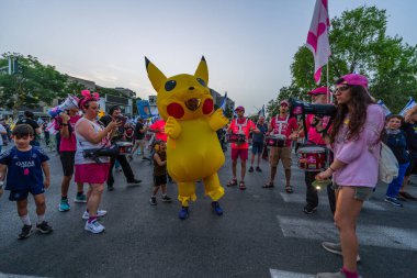 Hayfa, İsrail - 17 Mayıs 2025: Davul çemberi, Pikachu kostümlü bir adam, savaşın sona ermesi, rehine anlaşmasının tamamlanması ve yeni seçimler için düzenlenen protesto mitinginin bir parçası. Hayfa, İsrail