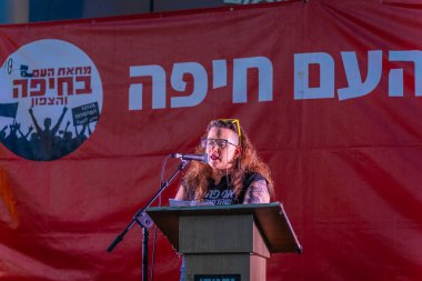 Hayfa, İsrail - 17 Mayıs 2025: Protesto lideri Gali Eshet Bazak kalabalığa hitaben yaptığı konuşmada, savaşı sona erdirme, rehine anlaşmasının tamamlanması ve yeni seçimler çağrısında bulundu. Hayfa, İsrail