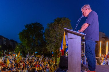 Hayfa, İsrail - 17 Mayıs 2025: Rami Igra, savaşın sona ermesi, rehine anlaşmasının tamamlanması ve yeni seçimler için düzenlenen protesto mitinginin bir parçası olarak kalabalığa sesleniyor. Hayfa, İsrail