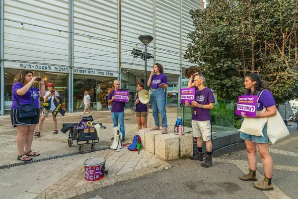 Hayfa, İsrail - 17 Mayıs 2025: Bir protesto yürüyüşü öncesinde bir araya gelen grup konuşma yaptı. Hayfa, İsrail