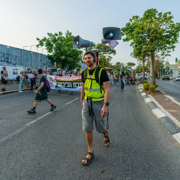 Hayfa, İsrail - 17 Mayıs 2025: İnsanlar Hayfa, İsrail 'deki bir protesto yürüyüşüne katılıyor