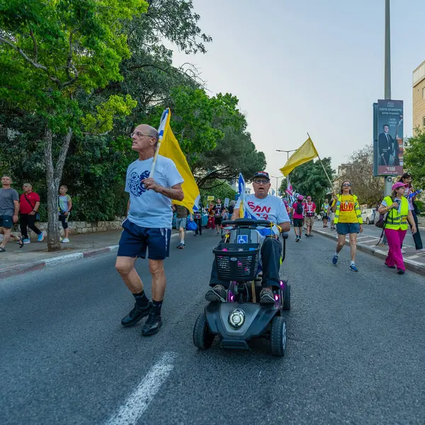 Hayfa, İsrail - 17 Mayıs 2025: Çeşitli tabelaları ve bayrakları olan insanlar, savaşın sona ermesi, rehine anlaşmasının tamamlanması ve yeni seçimlerin başlatılması için düzenlenen protesto mitingine katıldılar. Hayfa, İsrail