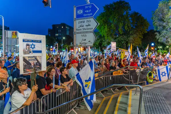 Hayfa, İsrail - 17 Mayıs 2025: İnsanlar IDF 'nin Hava Kuvvetleri Navigatörü Asaf Dagan' ı şehit asker olarak tanımamasını protesto ediyor ama sivil Jabo Erlich 'i bir asker olarak tanıyorlar. Hayfa, İsrail