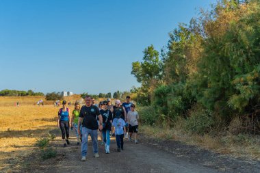 Kiryat Bialik, İsrail - 24 Mayıs 2025: İnsanlar En Afek Doğa Rezervi içinde ve çevresinde düzenlenen yıllık şehir yürüyüşüne katılarak, Kuzey İsrail 'deki Rehine Matan Angrest' e özgürlük çağrısında bulundu