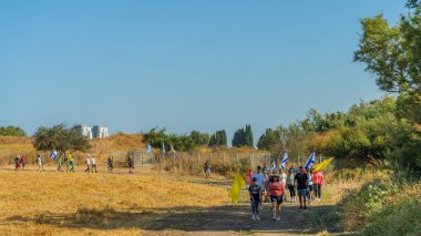 Kiryat Bialik, İsrail - 24 Mayıs 2025: İnsanlar En Afek Doğa Rezervi içinde ve çevresinde düzenlenen yıllık şehir yürüyüşüne katılarak, Kuzey İsrail 'deki Rehine Matan Angrest' e özgürlük çağrısında bulundu