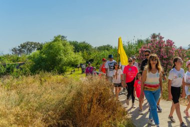 Kiryat Bialik, İsrail - 24 Mayıs 2025: İnsanlar En Afek Doğa Rezervi içinde ve çevresinde düzenlenen yıllık şehir yürüyüşüne katılarak, Kuzey İsrail 'deki Rehine Matan Angrest' e özgürlük çağrısında bulundu