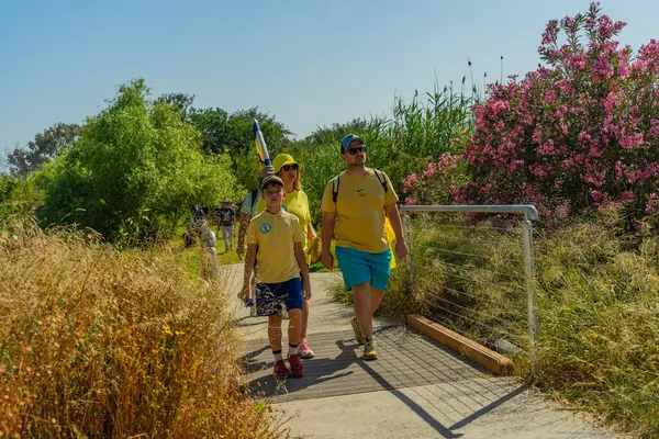 Kiryat Bialik, İsrail - 24 Mayıs 2025: İnsanlar En Afek Doğa Rezervi içinde ve çevresinde düzenlenen yıllık şehir yürüyüşüne katılarak, Kuzey İsrail 'deki Rehine Matan Angrest' e özgürlük çağrısında bulundu