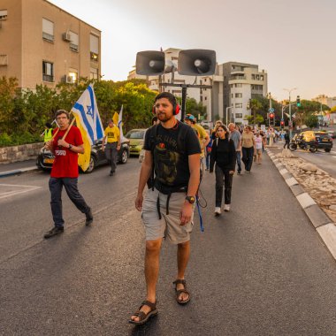 Hayfa, İsrail - 24 Mayıs 2025: İnsanlar Hayfa, İsrail 'deki bir protesto yürüyüşüne katılıyor