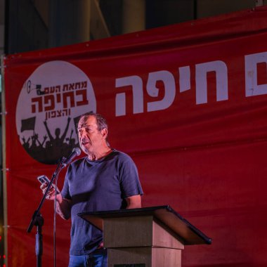 Hayfa, İsrail - 24 Mayıs 2025: Benny Barbash, savaşın sona ermesi, rehine anlaşmasının tamamlanması ve yeni seçimler için düzenlenen protesto mitinginin bir parçası olarak kalabalığa seslendi. Hayfa, İsrail