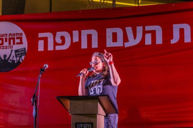 Hayfa, İsrail - 24 Mayıs 2025: Ora Peled Nakash, savaşın sona ermesi, rehine anlaşmasının tamamlanması ve yeni seçimler için düzenlenen protesto mitinginin bir parçası olarak kalabalığa seslendi. Hayfa, İsrail