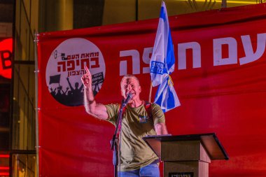 Hayfa, İsrail - 24 Mayıs 2025: Eylemci Erez Gavish, savaşın sona ermesi, rehine anlaşmasının tamamlanması ve yeni seçimler için düzenlenen protesto mitinginin bir parçası olarak kalabalığa sesleniyor. Hayfa, İsrail
