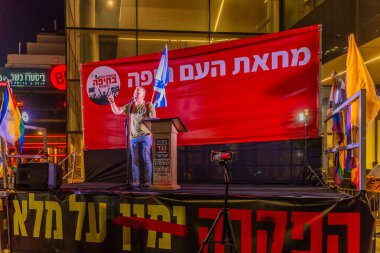 Hayfa, İsrail - 24 Mayıs 2025: Eylemci Erez Gavish, savaşın sona ermesi, rehine anlaşmasının tamamlanması ve yeni seçimler için düzenlenen protesto mitinginin bir parçası olarak kalabalığa sesleniyor. Hayfa, İsrail