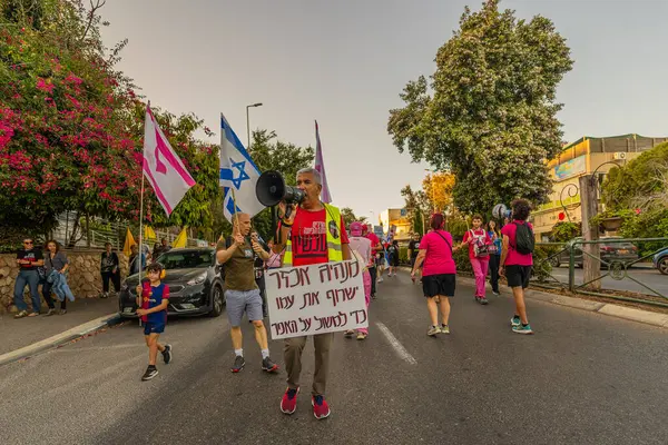 Hayfa, İsrail - 24 Mayıs 2025: Çeşitli tabelaları ve bayrakları olan insanlar, savaşın sona ermesi, rehine anlaşmasının tamamlanması ve yeni seçimlerin başlatılması için düzenlenen protesto mitingine katıldılar. Hayfa, İsrail