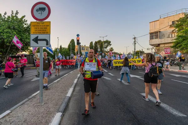 Hayfa, İsrail - 24 Mayıs 2025: Çeşitli tabelaları ve bayrakları olan insanlar, savaşın sona ermesi, rehine anlaşmasının tamamlanması ve yeni seçimlerin başlatılması için düzenlenen protesto mitingine katıldılar. Hayfa, İsrail