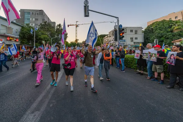 Hayfa, İsrail - 24 Mayıs 2025: İsrail 'in Hayfa kentinde düzenlenen protesto mitinginde Gazze' de öldürülen çocukları protesto eden insanlar