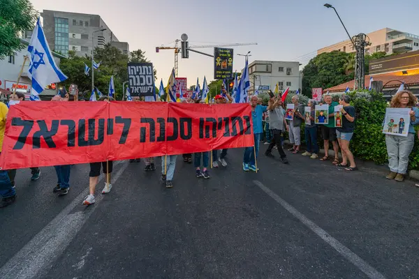 Hayfa, İsrail - 24 Mayıs 2025: İsrail 'in Hayfa kentinde düzenlenen protesto mitinginde Gazze' de öldürülen çocukları protesto eden insanlar