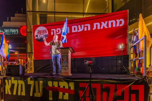 Hayfa, İsrail - 24 Mayıs 2025: Eylemci Erez Gavish, savaşın sona ermesi, rehine anlaşmasının tamamlanması ve yeni seçimler için düzenlenen protesto mitinginin bir parçası olarak kalabalığa sesleniyor. Hayfa, İsrail