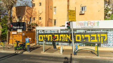 Hayfa, İsrail - 28 Mayıs 2025: Savaş günü saat 6: 29 'da başlayan Hamas terör saldırısını insanlar protesto ediyor. Rehineleri desteklemek, anlaşmanın Hayfa, İsrail 'de tamamlanması çağrısı