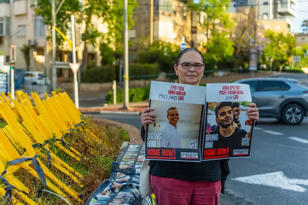 Hayfa, İsrail - 28 Mayıs 2025: Savaş günü saat 6: 29 'da başlayan Hamas terör saldırısını insanlar protesto ediyor. Rehineleri desteklemek, anlaşmanın Hayfa, İsrail 'de tamamlanması çağrısı