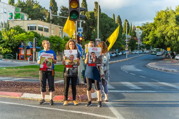 Hayfa, İsrail - 28 Mayıs 2025: Savaş günü saat 6: 29 'da başlayan Hamas terör saldırısını insanlar protesto ediyor. Rehineleri desteklemek, anlaşmanın Hayfa, İsrail 'de tamamlanması çağrısı
