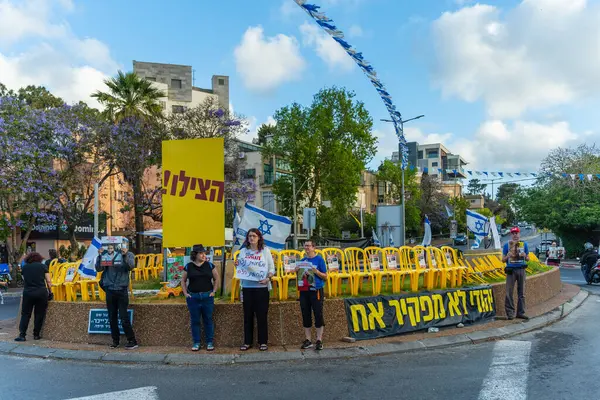 Hayfa, İsrail - 28 Mayıs 2025: Savaş günü saat 6: 29 'da başlayan Hamas terör saldırısını insanlar protesto ediyor. Rehineleri desteklemek, anlaşmanın Hayfa, İsrail 'de tamamlanması çağrısı