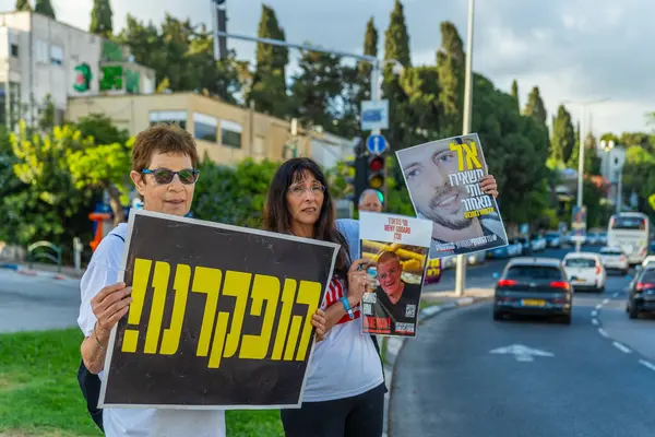 Hayfa, İsrail - 28 Mayıs 2025: Savaş günü saat 6: 29 'da başlayan Hamas terör saldırısını insanlar protesto ediyor. Rehineleri desteklemek, anlaşmanın Hayfa, İsrail 'de tamamlanması çağrısı