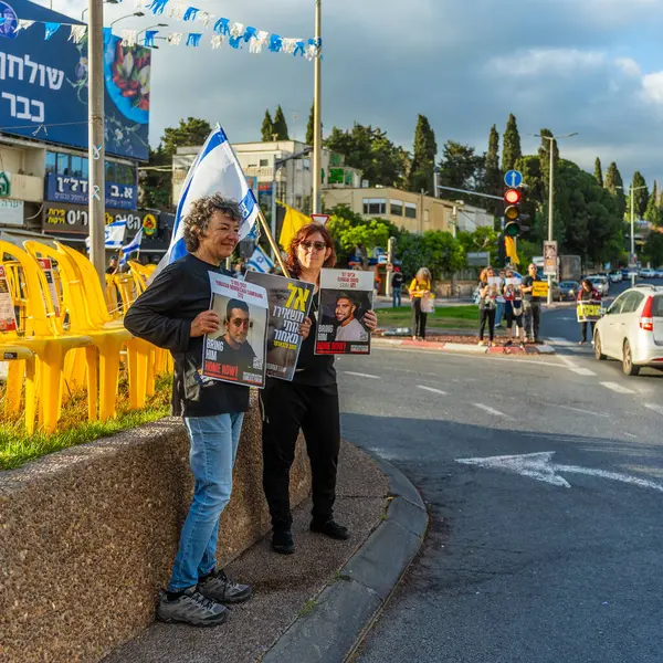 Hayfa, İsrail - 28 Mayıs 2025: Savaş günü saat 6: 29 'da başlayan Hamas terör saldırısını insanlar protesto ediyor. Rehineleri desteklemek, anlaşmanın Hayfa, İsrail 'de tamamlanması çağrısı