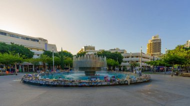 Tel Aviv, İsrail - 16 Mayıs 2025: Dizengoff Meydanı 'nın görüntüsü, savaşta ölen kurbanların ve askerlerin isimlerinin yazılı olduğu çıkartmalar. Tel-Aviv, İsrail