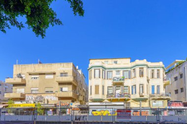 Tel Aviv, İsrail - 16 Mayıs 2025: Bauhaus ve diğer stil binaları, yerliler ve ziyaretçilerle Allenby Caddesi Sahnesi. Tel-Aviv, İsrail