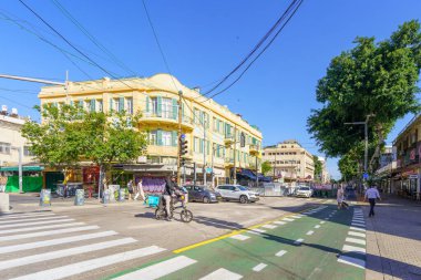 Tel Aviv, İsrail - 16 Mayıs 2025: Bauhaus ve diğer stil binaları, yerliler ve ziyaretçilerle Allenby Caddesi Sahnesi. Tel-Aviv, İsrail