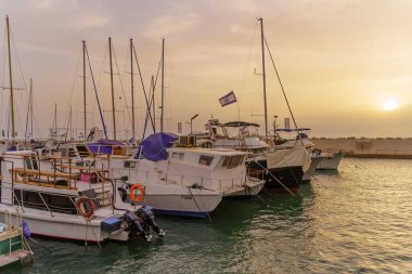 Tel Aviv, İsrail - 16 Mayıs 2025: Çeşitli teknelerle Jaffa limanının gün batımı manzarası. Artık Tel Aviv-Yafo, İsrail 'in bir parçası.