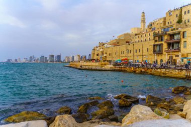 Tel Aviv, İsrail - 16 Mayıs 2025: Tel Aviv silueti, yerel halk ve ziyaretçilerle birlikte Jaffa limanının günbatımı manzarası. Artık Tel Aviv-Yafo, İsrail 'in bir parçası.