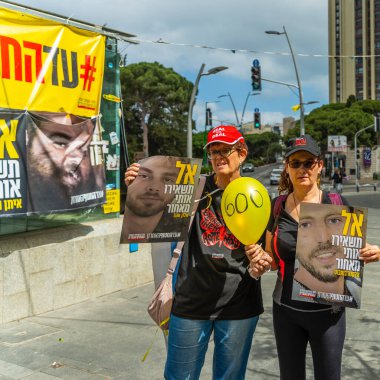 Hayfa, İsrail - 28 Mayıs 2025: İnsanlar savaşın 600. gününde ve esaret altındaki rehineler için sembolik bir bebek arabası protestosu düzenliyorlar, slogan: Bir anne oğlunu geride bırakmaz. Hayfa, İsrail