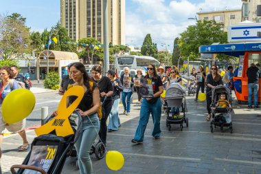 Hayfa, İsrail - 28 Mayıs 2025: İnsanlar savaşın 600. gününde ve esaret altındaki rehineler için sembolik bir bebek arabası protestosu düzenliyorlar, slogan: Bir anne oğlunu geride bırakmaz. Hayfa, İsrail