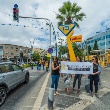 Hayfa, İsrail - 28 Mayıs 2025: İnsanlar savaşın 600. gününde ve esaret altındaki rehineler için sembolik bir bebek arabası protestosu düzenliyorlar, slogan: Bir anne oğlunu geride bırakmaz. Hayfa, İsrail