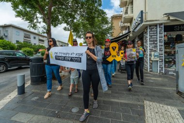 Hayfa, İsrail - 28 Mayıs 2025: İnsanlar savaşın 600. gününde ve esaret altındaki rehineler için sembolik bir bebek arabası protestosu düzenliyorlar, slogan: Bir anne oğlunu geride bırakmaz. Hayfa, İsrail