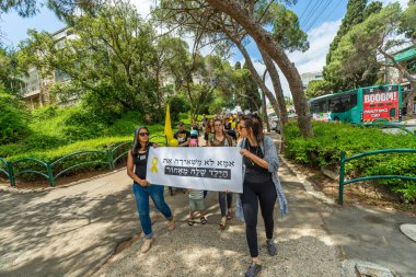 Hayfa, İsrail - 28 Mayıs 2025: İnsanlar savaşın 600. gününde ve esaret altındaki rehineler için sembolik bir bebek arabası protestosu düzenliyorlar, slogan: Bir anne oğlunu geride bırakmaz. Hayfa, İsrail