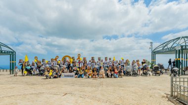 Hayfa, İsrail - 28 Mayıs 2025: Savaşın 600. gününde sembolik bir bebek arabası gösterisi yapan insanlar ve tutsak edilmiş rehineler, slogan: Bir anne oğlunu geride bırakmaz. Hayfa, İsrail
