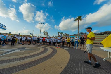 Hayfa, İsrail - 28 Mayıs 2025: Rehine Matan Angrest 'in serbest bırakılması çağrısı, savaşın 600. günü ve esir alınan rehineler, Hayfa, İsrail plajı