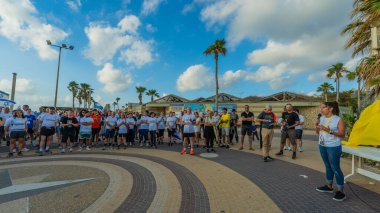 Hayfa, İsrail - 28 Mayıs 2025: Rehine Matan Angrest 'in serbest bırakılması çağrısı, savaşın 600. günü ve esir alınan rehineler, Hayfa, İsrail plajı