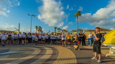 Hayfa, İsrail - 28 Mayıs 2025: Rehine Matan Angrest 'in serbest bırakılması çağrısı, savaşın 600. günü ve esir alınan rehineler, Hayfa, İsrail plajı